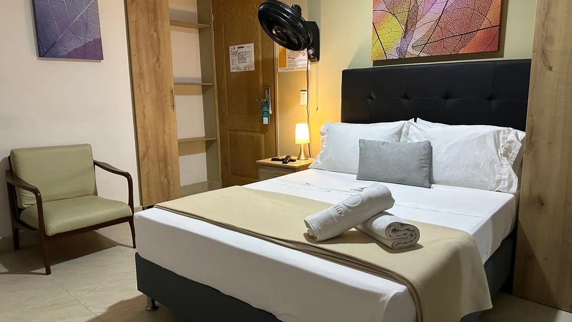 Laureles Guest House Lgh Hotel Medellin