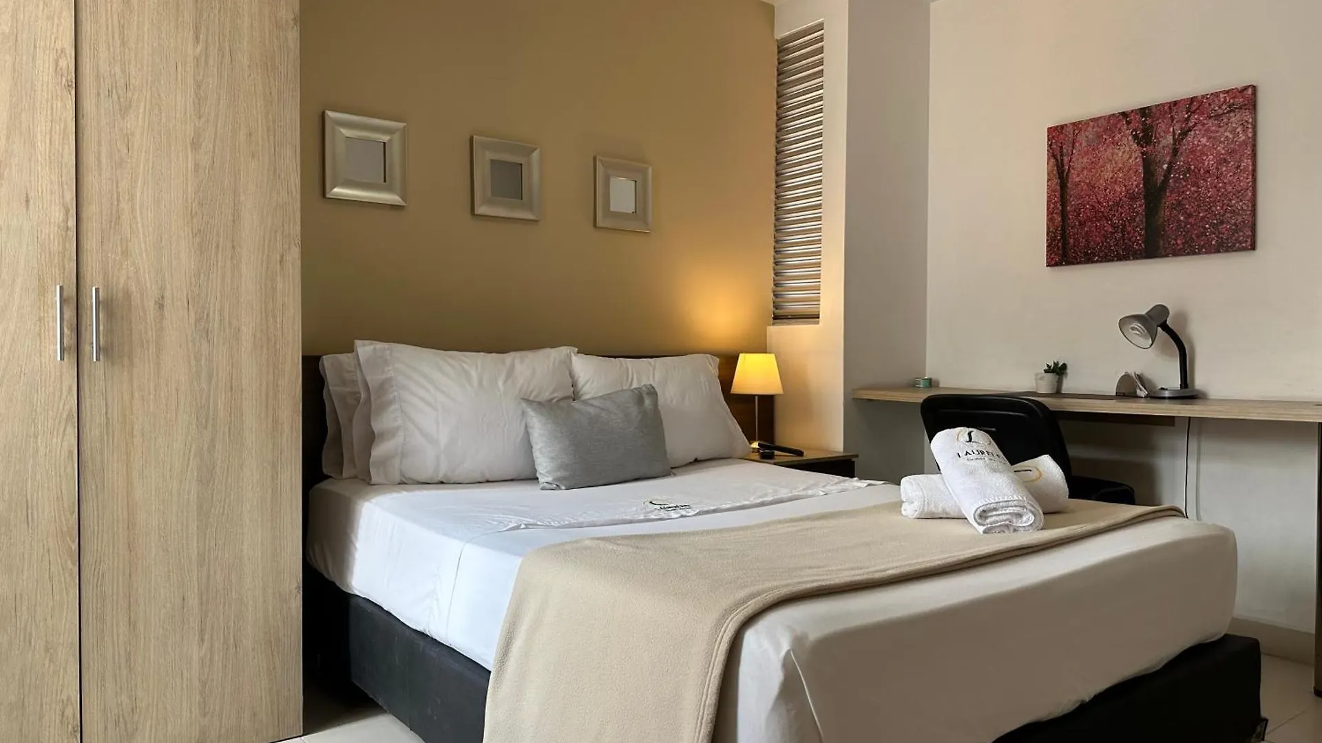 Laureles Guest House Lgh Hotel Medellin