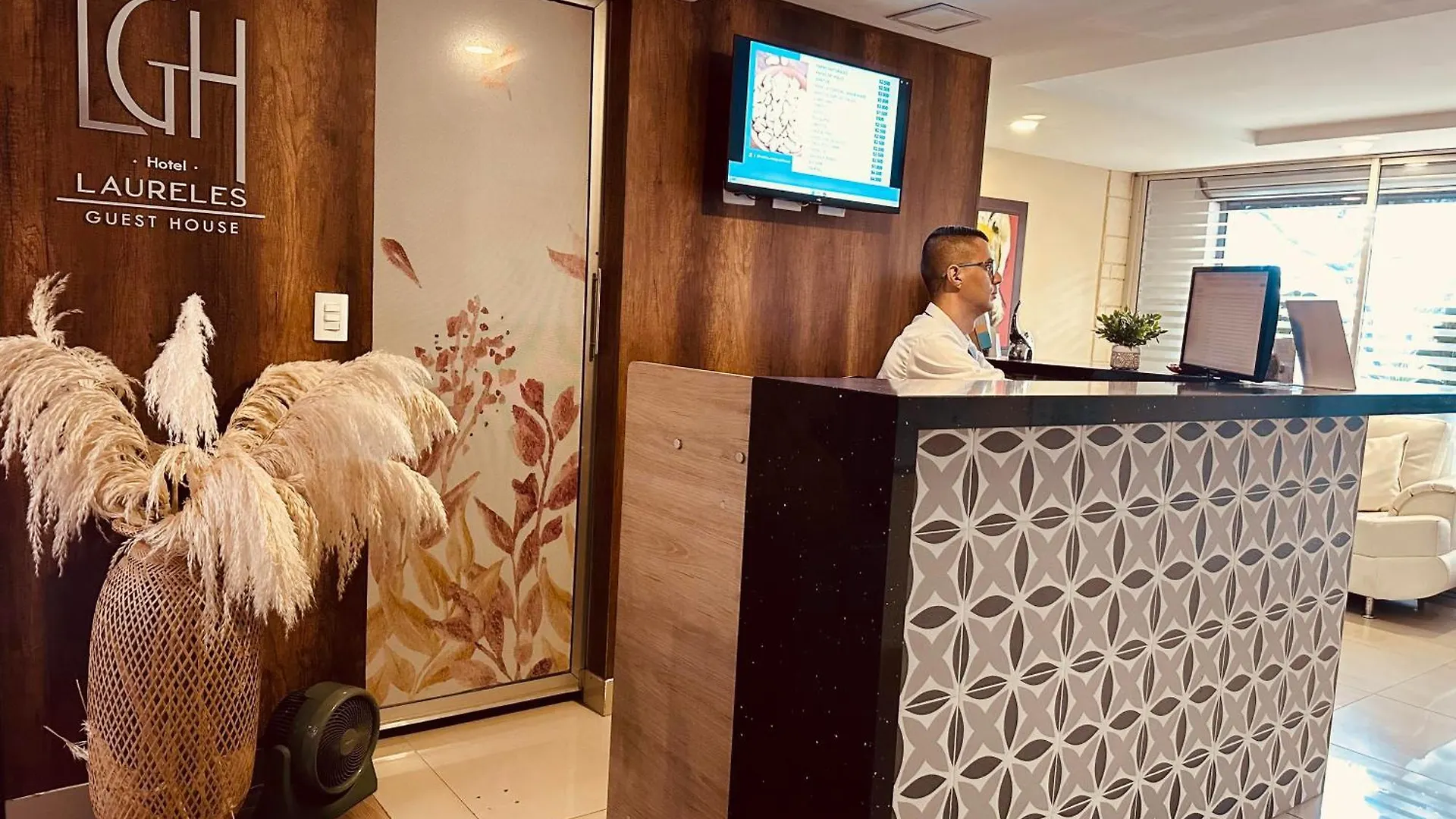 Laureles Guest House Lgh Hotel Medellin