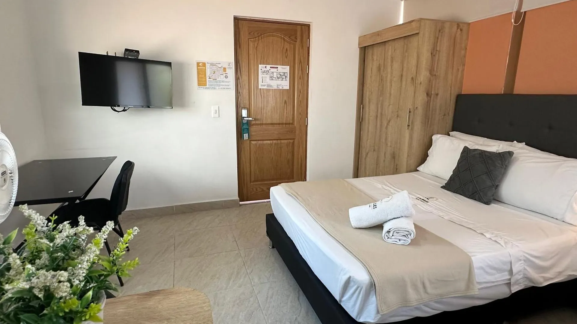 Laureles Guest House Lgh Hotel Medellin 3*,